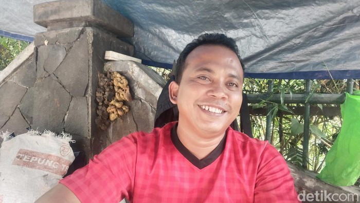 Santoso penyedia jasa servis jok motor di Bandung. (Foto: Rifat Alhamidi/detikJabar)