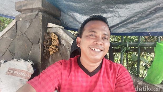 Santoso penyedia jasa servis jok motor di Bandung. (Foto: Rifat Alhamidi/detikJabar)