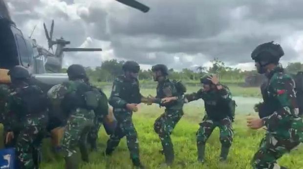 Satgas Yonif R 600/Mdg mendarat di Distrik Suru-suru, Yahukimo setelah 14 bulan tak berpenghuni karena teror KKB.