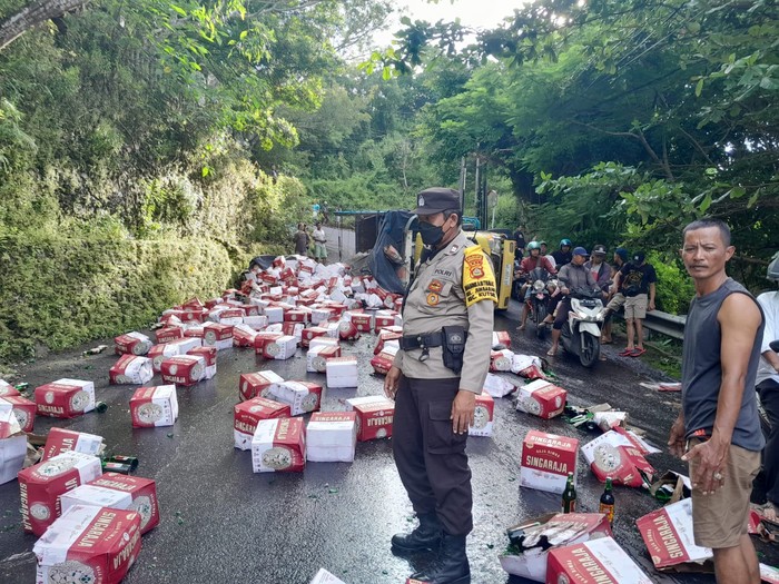 Sebuah truk bermuatan minuman alkohol jenis bir terguling di tanjakan Jalan Goa Gong Jimbaran, Kuta Selatan, Badung, Bali, Minggu (29/1/2023) sore.
