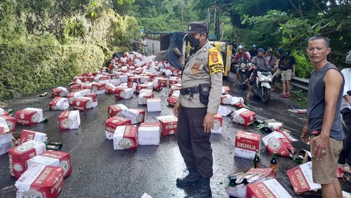 Sebuah truk bermuatan minuman alkohol jenis bir terguling di tanjakan Jalan Goa Gong Jimbaran, Kuta Selatan, Badung, Bali, Minggu (29/1/2023) sore.