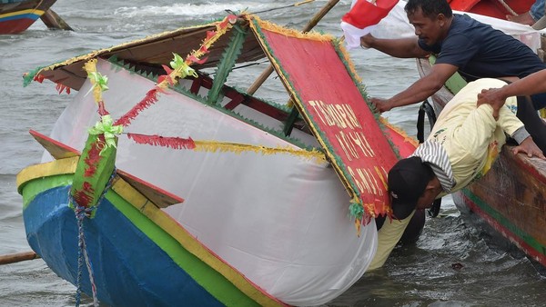Sejumlah warga melarung sesajen dalam ritual Sedekah Laut di perairan Tarumajaya, Kabupaten Bekasi, Jawa Barat, Minggu, (29/1/2023).