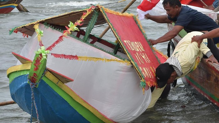 SEDEKAH LAUT DI TARUMAJAYA Sejumlah warga melarung sesajen dalam ritual Sedekah Laut di perairan Tarumajaya, Kabupaten Bekasi, Jawa Barat, Minggu, (29/1/2023). Ritual tahunan yang diikuti nelayan dari enam muara di daerah tersebut digelar untuk melestarikan budaya masyarakat pesisir dan sebagai bentuk rasa syukur kepada Tuhan Yang Maha Esa atas berlimpahnya hasil laut. ANTARA FOTO/Fakhri Hermansyah/nym.