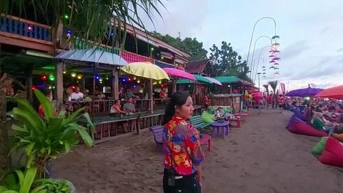 Sederet restoran di Pantai Seminya, Desember 2022. (Triwidiyanti/detikBali)
