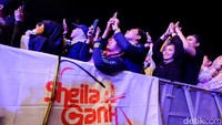 Sheila Gank ikut bernyanyi bersama setiap Sheila On 7 membawakan lagu-lagu andalannya. (Foto: Andhika Prasetia/detikcom)