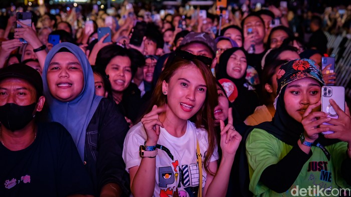 Ragam ekspresi Sheila Gank di konser Sheila On 7 'Tunggu Aku di Jakarta', JIExpo Kemayoran, Sabtu (28/1/2023).