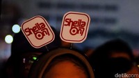 Mereka hadir dari berbagai daerah dan memakai merchandise Sheila On 7. (Foto: Andhika Prasetia/detikcom)