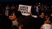 Konser berdurasi sekitar dua jam ini seolah terasa cepat berlalu.