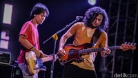 Band asal Yogyakarta ini turut membawakan lagu hits mereka seperti Pemuja Rahasia, Dan, Tunggu Aku di Jakarta, J.A.P, Film Favorit, sampai  Sephia. (Foto: Andhika Prasetia/detikcom)  