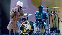 Aksi Duta dkk yang energik membuat penonton ikut semangat bersenandung menyanyikan lagu-lagu Sheila On 7 yang easy listening. (Foto: Andhika Prasetia/detikcom)  