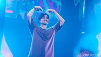 Band asal Jogja, Sheila on 7 sempat menggelar konser tunggal di JIExpo Kemayoran, Jakarta Pusat pada 28 Januari 2023. Konser itu menjadi momen paling ditunggu penggemar. Bukan tanpa sebab, bagi Sheilagank, Dita cs cukup jarang menggelar konser tunggal. Apalagi, konser bertajuk Tunggu Aku di Jakarta kala itu seakan jadi momen kembalinya mereka setelah pandemi dan formasi baru tanpa Brian, sang drummer. Kala itu publik heboh, bahkan sejak penjualan tiket. Andhika Prasetya/detikcom