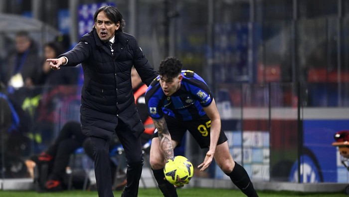 STADIO GIUSEPPE MEAZZA, MILAN, ITALY - 2023/01/23: Simone Inzaghi (L), head coach of FC Internazionale, reacts next to Alessandro Bastoni of FC Internazionale during the Serie A football match between FC Internazionale and Empoli FC. Empoli FC won 1-0 over FC Internazionale. (Photo by Nicolò Campo/LightRocket via Getty Images)