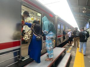 Penumpang KRL Harap Tangga Dipasang di Sepanjang Peron Stasiun Tebet