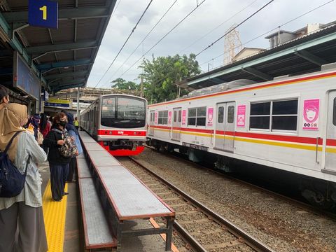 Tangga dipasang di peron Stasiun Tebet imbas adanya insiden lansia terjatuh (Mulia/detikcom)