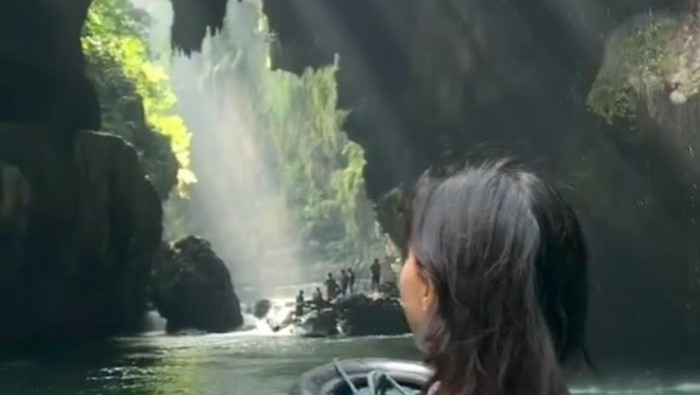 Tangkapan layar suasana Green Canyon yang diunggah akun Instagram @indoflaslight/Istimewa.