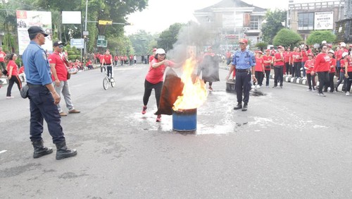 Unit Pemadam Kebakaran menggelar simulasi penanganan awal kebakaran bertepatan dengan momen Car Free Day (CFD) di Jalan Pahlawan, Tabanan, Minggu (29/1/2023).
