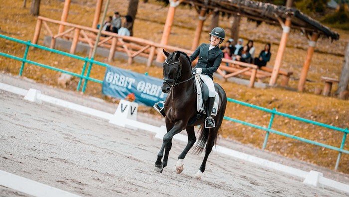 Victoria Lee Berjaya di Aragon Kavelari Cup 2023 Atlet muda Equestrian, Victoria Lee, meraih dua kemenangan di kejuaraan Aragon Kavelari Cup 2023. Kejuaran itu digelar di Denkavkud, Parongpong, Bandung.