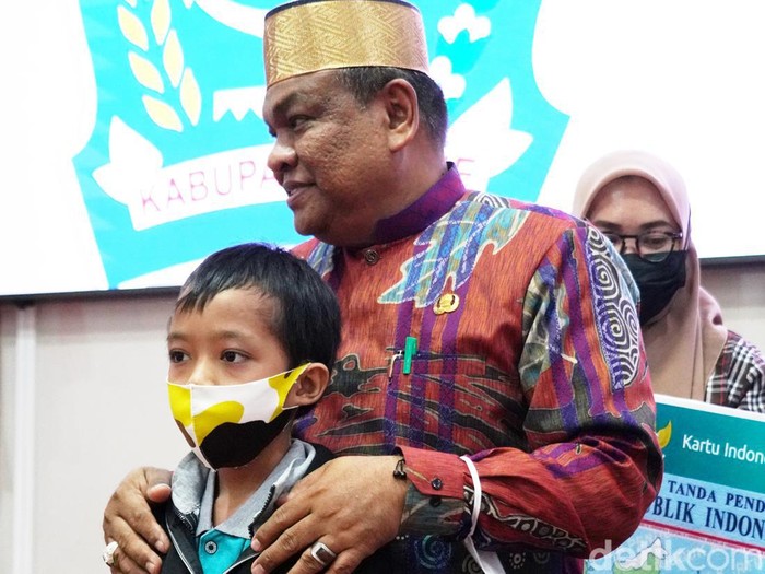 Wahyudi penyandang hemofilia saat berfoto bersama Bupati Bone Andi Fahsar Mahdin