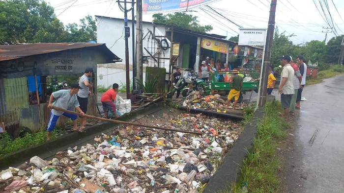 Warga Pangkabinanga, Gowa, bersihkan sampah yang menggunung di irigasi.