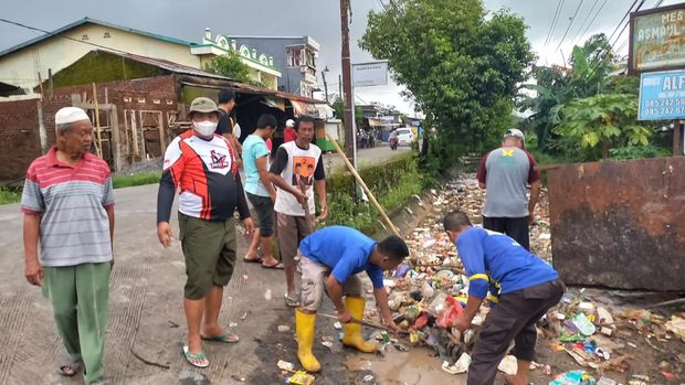 Warga Pangkabinanga, Gowa, bersihkan sampah yang menggunung di irigasi.