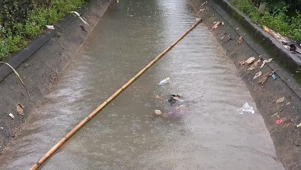 Warga Pangkabinanga, Gowa, bersihkan sampah yang menggunung di irigasi.