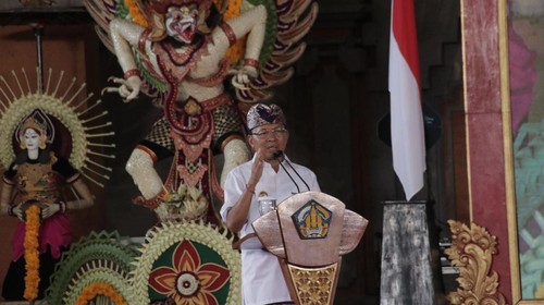 Gubernur Bali I Wayan Koster saat memberikan sambutan di Gedung Kesenian Gde Manik, Singaraja, Minggu (29/1/2023).