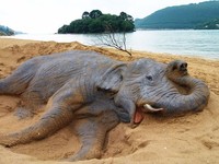 Seorang seniman asal Spanyol bernama Andoni Bastarrika, membawa seni pahat pasir ke tingkatan yang berbeda.
