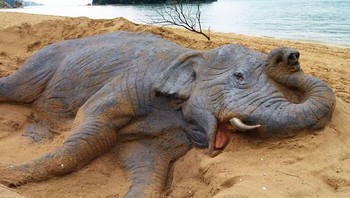 Kasian ya gajahnya. Tapi tenang, ini hanya hasil dari seni pahat yang dilakukan Bastarrika menggunakan pasir kok. Foto: Andoni Bastarrika via Boredpanda.