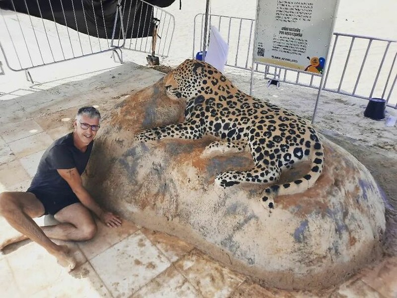 Seorang seniman asal Spanyol bernama Andoni Bastarrika, membawa seni pahat pasir ke tingkatan yang berbeda.