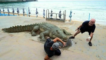 Belum lagi buaya yang begitu nyata, mulai dari kulit hingga giginya. Foto: Andoni Bastarrika via Boredpanda.