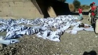 Jenazah korban kecelakaan bus tampak ditutupi dengan kain berwarna putih.