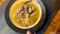 Menu paket ini juga dilengkapi dengan hidangan berkuah seperti sop domba. Menurut kami, kuahnya terasa sedikit hambar. Namun, kami mencampurkan dengan sambal khas Turki. Foto: detikcom/Riska Fitria