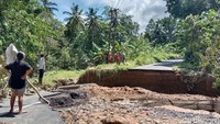 Foto: Akses ruas jalan menuju Bandara Sam Ratulangi Manado, di Kecamatan Mapanget, Sulut terputus. Hal ini terjadi akibat curah hujan yang tinggi sejak Jumat (27/1/2023). (Trisno Mais/detikcom)