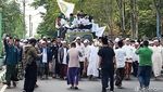 Penampakan Massa Coret Foto Paludan-Bendera Swedia di Demo Bela Al-Quran
