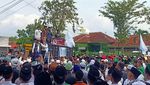 Penampakan Massa Coret Foto Paludan-Bendera Swedia di Demo Bela Al-Quran