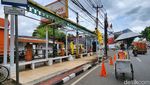 Aksi Petugas Perbaiki Halte Bus Veteran yang Rusak