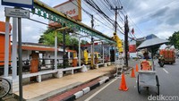 Halte tersebut sudah lama dan terdapat kerusakan seperti atap bocor. 