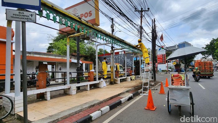 Aksi Petugas Perbaiki Hate Bus Veteran yang Rusak Sejumlah petugas dari Dinas Bina Marga Provinsi DKI Jakarta diterjunkan untuk memperbaiki dengan melakukan pengecatan baru di Halte Veteran, Kebayoran Lama, Jakarta Selatan, Senin (29/01/2022).