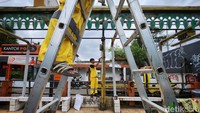 Halte bus merupakan fasilitas publik yang harus dijaga bersama.   