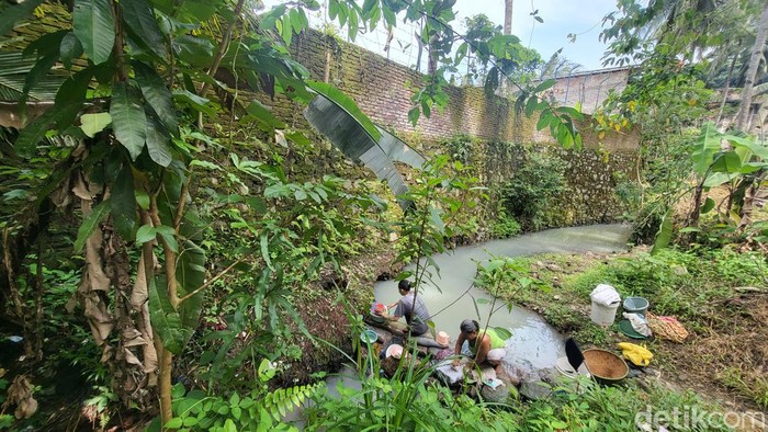 Aliran sungai Leuwi Cibolang Sukabumi yang pernah tercemar limbah hitam pekat