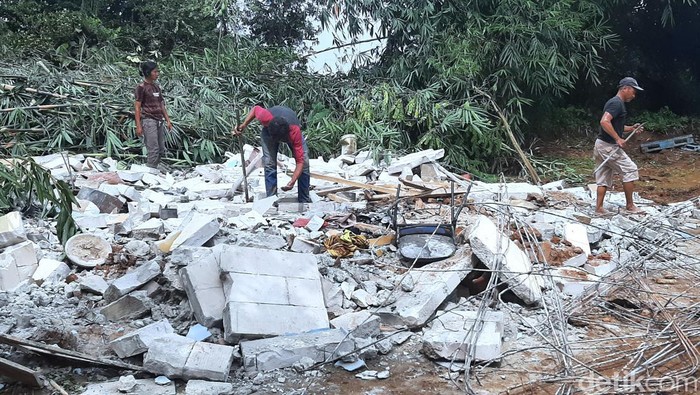 Babang saat membersihakan puing bangunan rumahnya yang terimbas eksekusi lahan Tol Japek, Senin (30/1/2023)