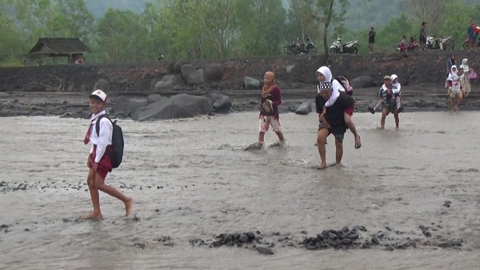 banjir lahar di semeru sebabkan warga gendong anaknya saat sekolah banjir lahar di semeru sebabkan warga gendong anaknya saat sekolah