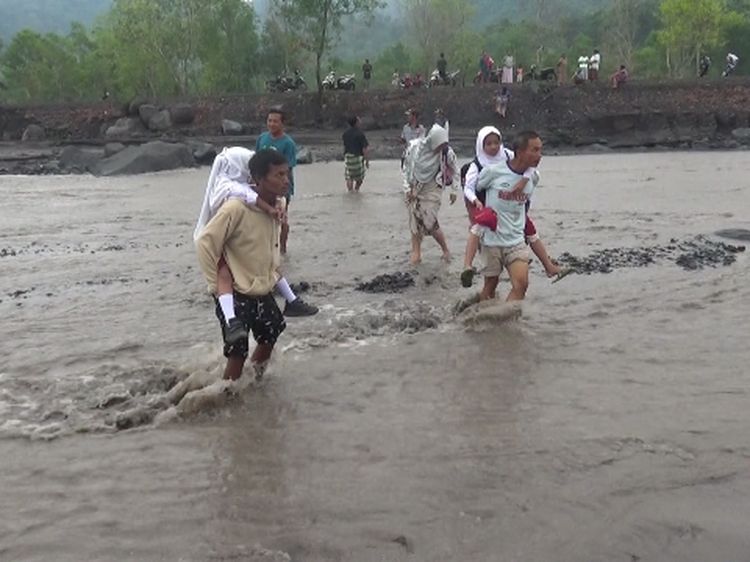 Ortu Gendong Anak Sekolah gegara Jembatan Diterjang Banjir Lahar Semeru
