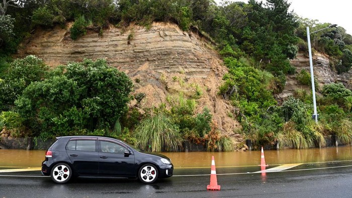 Banjir-Longsor Hantam Selandia Baru, 3 Orang Tewas Hujan deras pada Jumat (27/1) lalu, menyebabkan banjir parah dan tanah longsor di Auckland, Selandia Baru. 3 orang tewas akibat peristiwa ini.