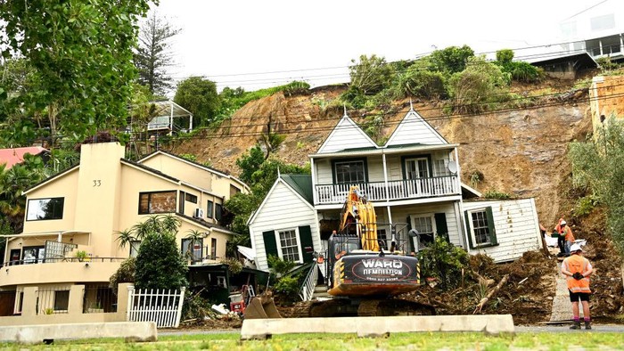 Banjir-Longsor Hantam Selandia Baru, 3 Orang Tewas Hujan deras pada Jumat (27/1) lalu, menyebabkan banjir parah dan tanah longsor di Auckland, Selandia Baru. 3 orang tewas akibat peristiwa ini.