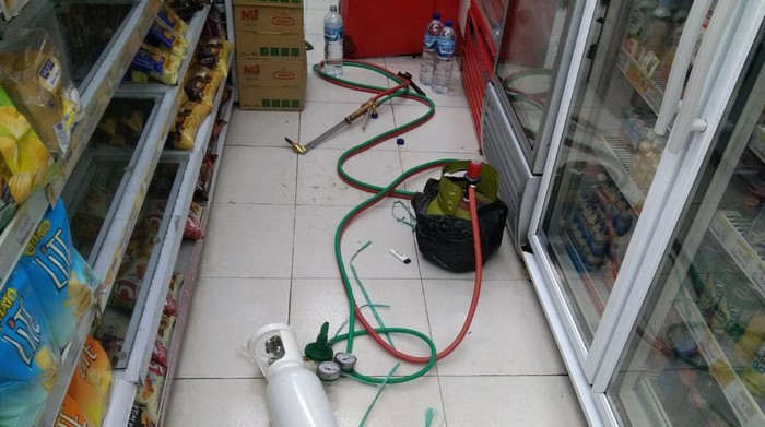 Barang bukti tabung gas untuk mesin las di TKP pencurian mesin ATM di Kota Bogor