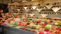 Di Spanyol ada pasar makanan tertua di dunia yang berdiri sejak 1217, namanya La Boqueria. Mereka menjual produk makanan Spanyol termasuk jeroan, ikan cod, dan hidangan lokal. Foto: traveltriangle.com