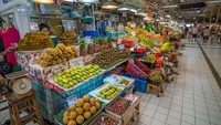 Salah satu pasar terbaik di Thailand, yaitu Or Tor Kor menawakan buah, sayur, hingga rempah segar. Bahkan pasar ini sempat didatangi pleh chef Gordomn Ramsay. Foto: traveltriangle.com