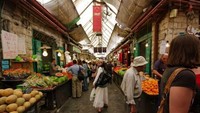 Machene Yehuda di Israel sering menjadi tujuan banyak orang karena tak hanya menjual bahan mentah segar tapi ada banyak kuliner, termasuk rugelach yaitu pastry populer di Israel. Foto: traveltriangle.com
