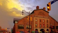 Salah satu pasar teramai yaitu pasar St. Lawrence, Toronto, Kanada. Ada tiga bangunan pasar yang masing-masing menjual produk berbeda mulai dari buah, sayur, daging, dan susu.  Foto: traveltriangle.com